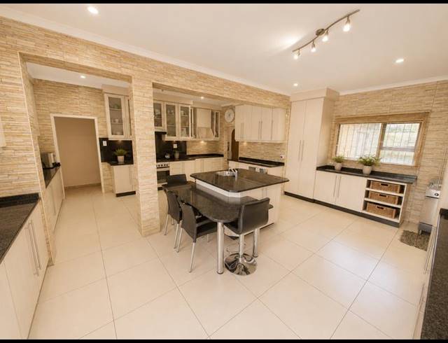 7 BEDROOM HOUSE FOR SALE IN HEUWELOORD